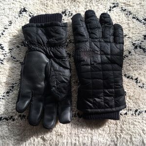 The North Face women’s black winter gloves size M ski snowboard ❄️